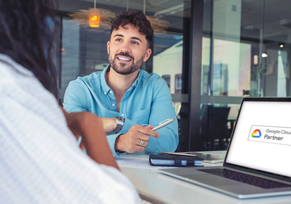 Zwei Personen im Meeting