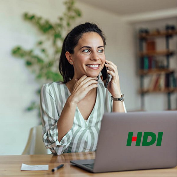 Frau am Telefon mit HDI Logo